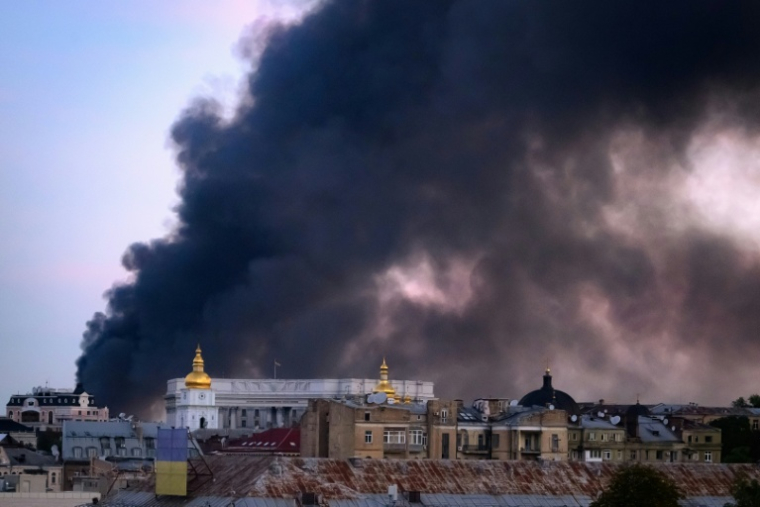 La fumée de frappes aériennes russes sur Kiev, le 8 septembre 2026 en Ukraine ( AFP / Mladen ANTONOV )
