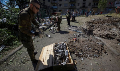 Des experts de la police travaillent après une frappe militaire à Kurakhove, en Ukraine