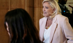 Marine Le Pen, présidente du groupe parlementaire du Rassemblement national (RN), arrive à la cour d'appel de Paris le 7 juillet 2026 pour assister au prononcé du verdict en appel concernant d'anciens et d'actuels membres du parti, poursuivis pour détournement de fonds publics européens dans l'affaire des emplois présumés fictifs au Parlement européen ( AFP / Dimitar DILKOFF )