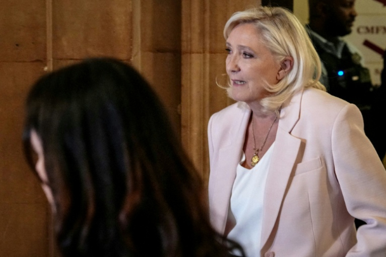 Marine Le Pen, présidente du groupe parlementaire du Rassemblement national (RN), arrive à la cour d'appel de Paris le 7 juillet 2026 pour assister au prononcé du verdict en appel concernant d'anciens et d'actuels membres du parti, poursuivis pour détournement de fonds publics européens dans l'affaire des emplois présumés fictifs au Parlement européen ( AFP / Dimitar DILKOFF )