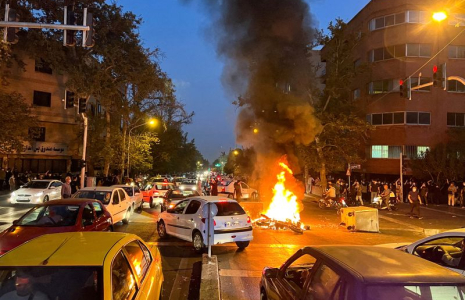 Une moto de police brûle lors d'une manifestation à Téhéran