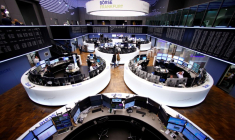 LES BOURSES EUROPÉENNES PRUDENTES AVANT LE VOTE FRANÇAIS, L'EURO BAISSE