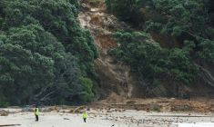 Opérations de recherche à proximité du site d'un glissement de terrain à Mount Maunganui en Nouvelle-Zélande le 22 janvier 2026 ( AFP / DJ MILLS )