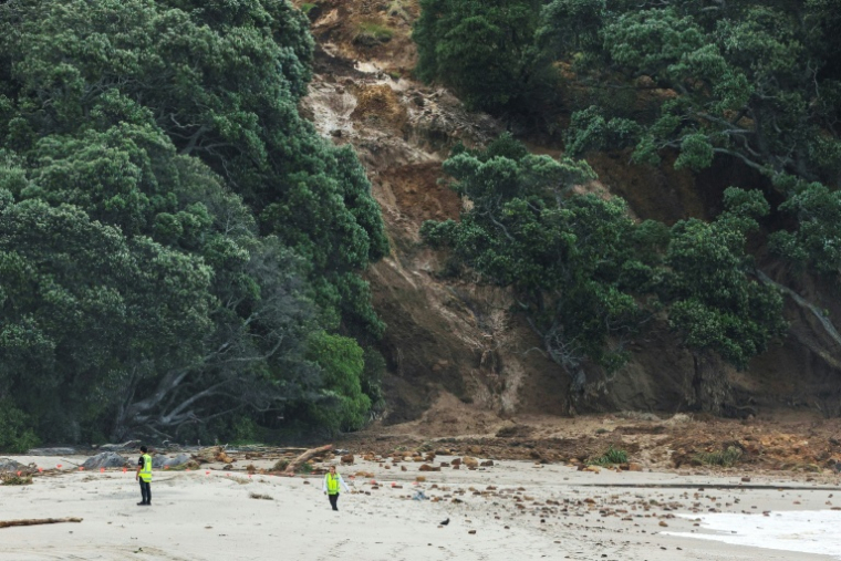 Opérations de recherche à proximité du site d'un glissement de terrain à Mount Maunganui en Nouvelle-Zélande le 22 janvier 2026 ( AFP / DJ MILLS )