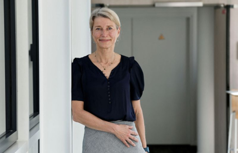 Eva Berneke, directrice générale du Groupe Eutelsat, pose au siège d'Issy-les-Moulineaux