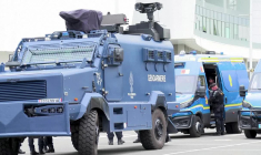 Orléans: deux blindés Centaure devant le palais des congrès Co'Met