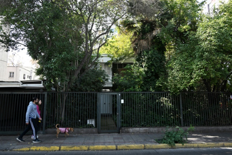 Une personne promenant son chien passe devant la maison de l'ancien président chilien Salvador Allende (1970-1973) à Santiago, le 5 avril 2025 ( AFP / RODRIGO ARANGUA )