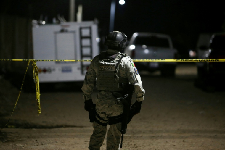 Un agent de la garde nationale mexicaine sur le site d'une attaque mortelle dans un stade de football à Salamanca, au Mexique, le 25 janvier 2026 ( AFP / Mario Armas )