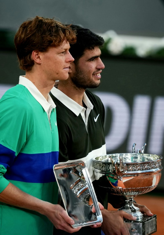 Les deux nouveaux patrons du tennis mondial, Jannik Sinner et Carlos Alcaraz, après leur finale à Roland-Garros remportée par l'Espagnol, le 8 juin 2025 à Paris ( AFP / Dimitar DILKOFF )