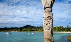 Un totem traditionnel sur une plage de la baie de Kuto sur l'île des Pins, en Nouvelle-Calédonie, le 17 mai 2021 ( AFP / Theo Rouby )