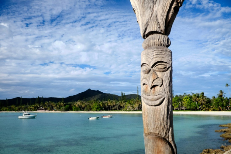 Un totem traditionnel sur une plage de la baie de Kuto sur l'île des Pins, en Nouvelle-Calédonie, le 17 mai 2021 ( AFP / Theo Rouby )