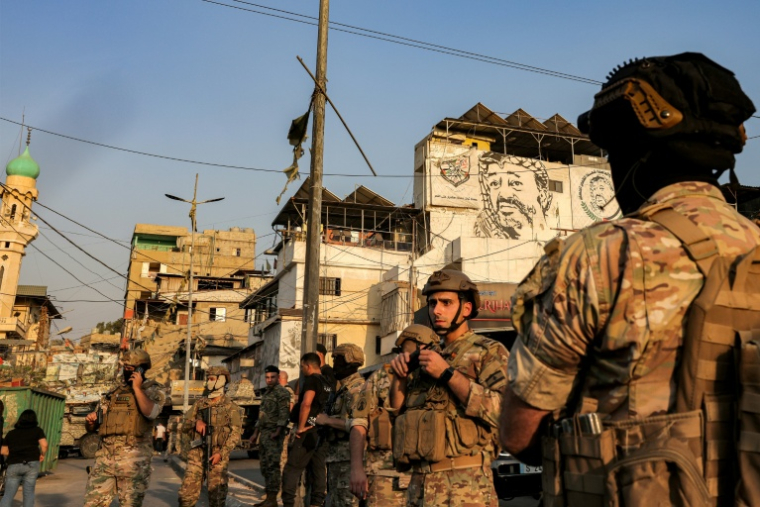 Des soldats libanais déployés dans le camp de réfugiés palestiniens de Bourj al-Barajneh dans le sud de Beyrouth pour une première remise d'armes de factions palestiniennes aux autorités libanaises, le 21 août 2025 ( AFP / Anwar AMRO )