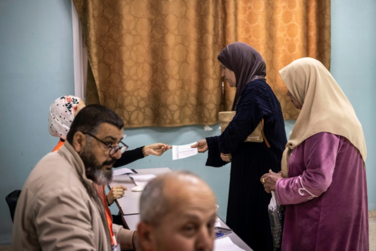 Deux Palestiniennes se présentent pour voter lors des élections municipales du village de Burqin, à l'ouest de Jénine, en Cisjordanie occupée, le 25 avril 2026 ( AFP / JOHN WESSELS )
