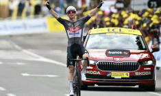 L'Australien Kaden Groves s'impose lors de la 20e étape du Tour de France, à Pontarlier, le 26 juillet 2025 ( AFP / Marco BERTORELLO )