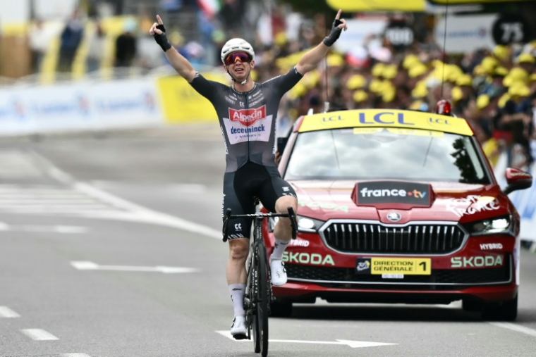 L'Australien Kaden Groves s'impose lors de la 20e étape du Tour de France, à Pontarlier, le 26 juillet 2025 ( AFP / Marco BERTORELLO )