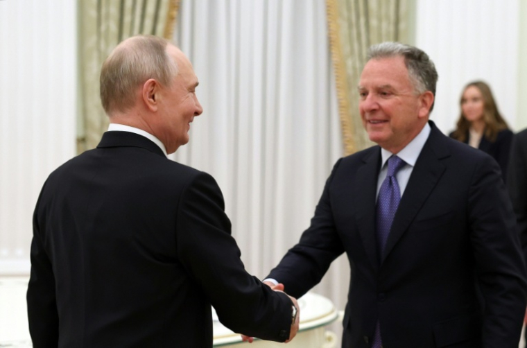 Photo diffusée par l'agence de presse russe Sputnik montrant le président russe Vladimir Poutine et l'envoyé spécial américain Steve Witkoff au Kremlin, à Moscou, le 22 janvier 2026 ( POOL / Alexander KAZAKOV )