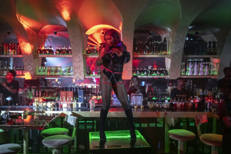 Une danseuse se produit au night-club Zorya à Lagos, le 18 octobre 2025 au Nigeria ( AFP / OLYMPIA DE MAISMONT )