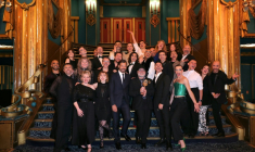 L'équipe de "La Cage aux folles" reçoit le Molière de la meilleure comédie musicale, le 4 mai 2026 à Paris  ( AFP / Thomas SAMSON )