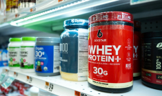 De la protéine de whey en rayon dans une épicerie de Bethesda, dans le Maryland, le 27 juillet 2026 ( AFP / Annabelle GORDON )