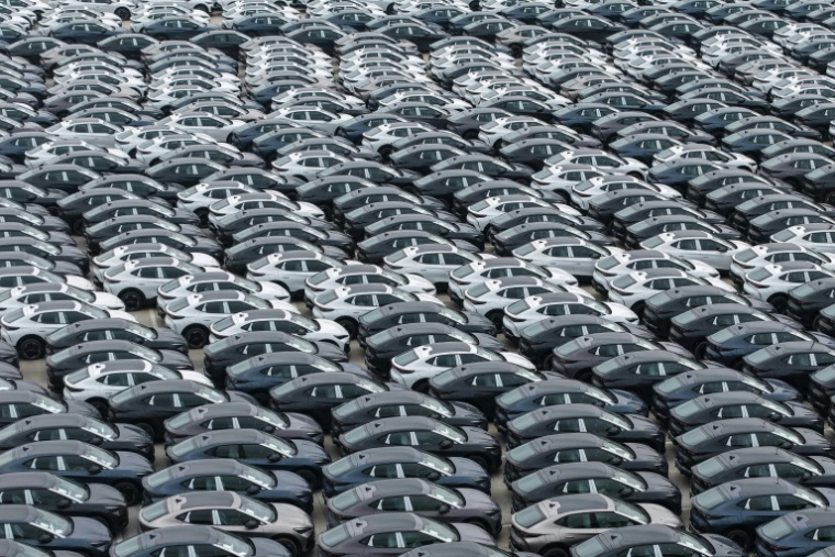 Des véhicules électriques chinois sont garés avant leur exportation, le 25 mai 2026 à Hangzhou en Chine ( CN-STR / - )