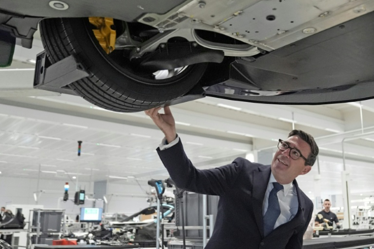 Le nouveau Premier ministre britannique Andy Burnham, lors d'une visite à l'usine du constructeur automobile McLaren à Woking, au sud de Londres ( POOL / Stefan Rousseau )