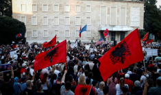 Manifestation contre un hôtel de luxe lié à la famille Trump, à Tirana en Albanie le 8 juin 2026 ( AFP / Adnan Beci )