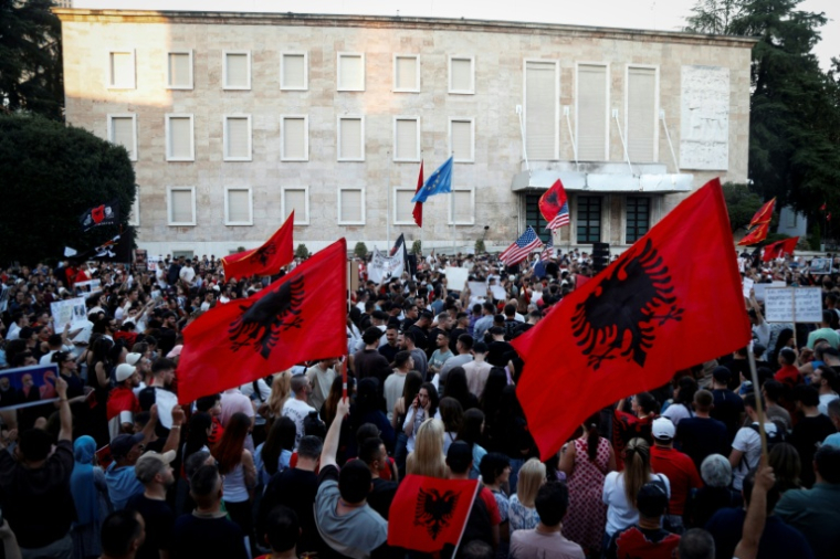 Manifestation contre un hôtel de luxe lié à la famille Trump, à Tirana en Albanie le 8 juin 2026 ( AFP / Adnan Beci )