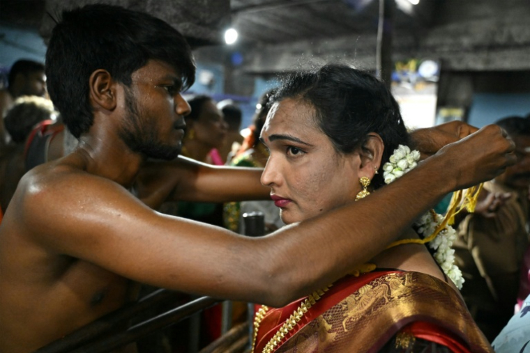 Des membres de la communauté transgenre participent au festival annuel Koovagam, le 28 avril 2026 à Kallakurichi, dans l'Etat indien méridional du Tamil Nadu  ( AFP / R.Satish BABU )