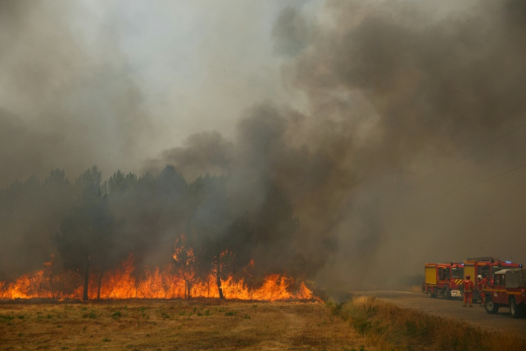 Des pompiers venus en renfort de Paris luttent contre un incendie de forêt à Marcheprime, à l'ouest de Bordeaux le 26 juillet 2026  ( AFP / ALAIN JOCARD )