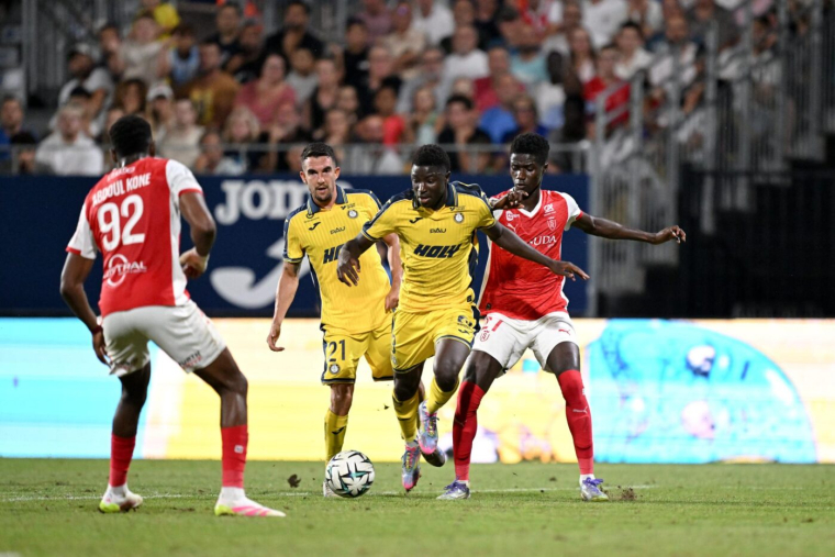 Pau s'impose face à Reims et se place en tant que dauphin de Saint-Étienne