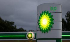 Le logo BP illuminé, vu depuis une station-service à Chester-le-Street, dans le comté de Durham, en Grande-Bretagne, le 23 septembre 2021.