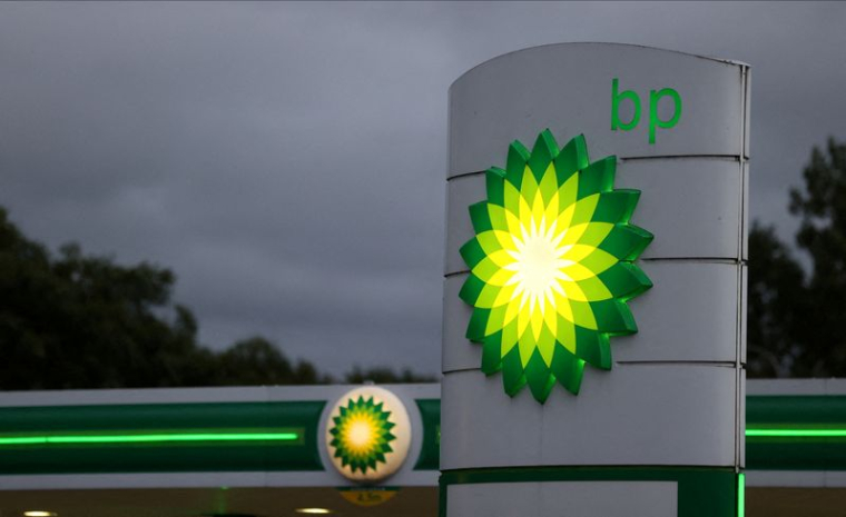 Le logo BP illuminé, vu depuis une station-service à Chester-le-Street, dans le comté de Durham, en Grande-Bretagne, le 23 septembre 2021.