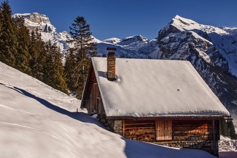Dans certaines stations des Alpes du nord, qui disposent de chalets luxueux et de biens d'exception, le mètre carré se négocie en moyenne à 6 608 euros. (illustration) (Pixabay / 165106)