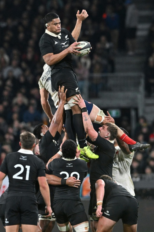 Le deuxième ligne néo-zélandais Tupou Vaa'i (c.) prend le ballon en touche lors du premier test international de rugby de la tournée d'été entre la Nouvelle-Zélande et la France, à Dunedin, le 5 juillet 2025 ( AFP / Sanka Vidanagama )
