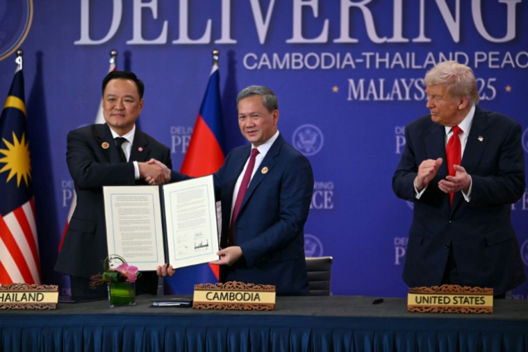 Le président américain Donald Trump (d) lors de la signature d'un accord de cessez-le-feu entre le Premier ministre cambodgien Hun Manet (c) et le Premier ministre thaïlandais Anutin Charnvirakul en marge du 47e sommet de l'Asean à Kuala Lumpur, le 26 octobre 2025 en Malaisie ( AFP / ANDREW CABALLERO-REYNOLDS )