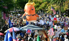 Manifestation "No Kings" à Los Angeles le 18 octobre 2025 ( AFP / Frederic J. BROWN )