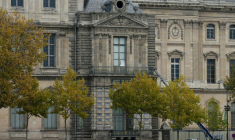 Le musée du Louvre, le 19 octobre 2025 à Paris. A droite, la nacelle ayant servi au cambiolage de la galerie d'Apollon ( AFP / Dimitar DILKOFF )