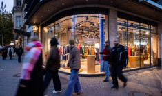Des personnes passent devant un magasin Adidas à Berlin