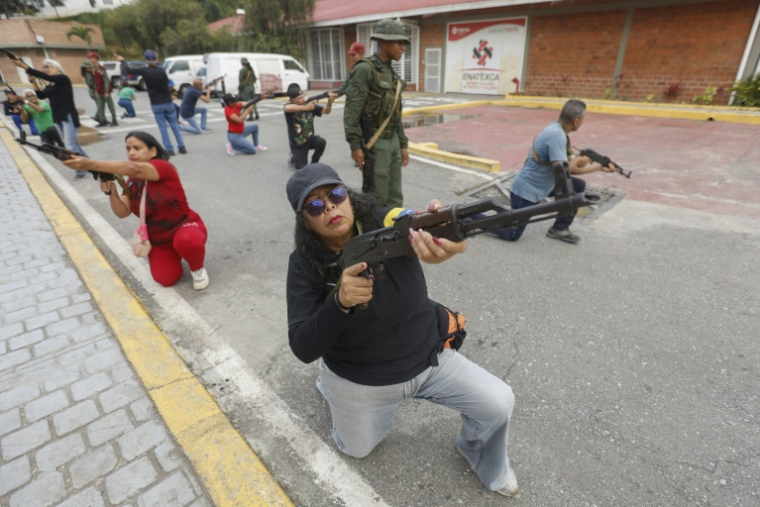 Des membres des conseils communautaires et civils s'exercent avec des fusils lors d'une formation militaire à Fort Tiuna, Caracas, le 20 septembre 2025 ( AFP / Pedro MATTEY )