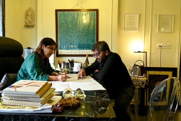 L'architecte indienne Abha Narain Lambah (G) discute d'un projet avec un employé, le 22 septembre 2026 à Bombay  ( AFP / Indranil MUKHERJEE )