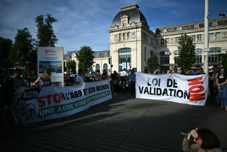 Des opposants au projet d'autoroute A69 entre Castres et Toulouse lors d'un rassemblement devant la gare de Toulouse, le 28 mai 2025 en Haute-Garonne ( AFP / Lionel BONAVENTURE )