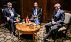 Le chef de la diplomatie égyptienne, Badr Abdelatty (C), rencontre son homologue iranien Abbas Araghchi (G) et Rafael Grossi, le chef de l’Agence internationale de l’énergie atomique (AIEA) au Caire, le 2 juin 2025 ( AFP / - )