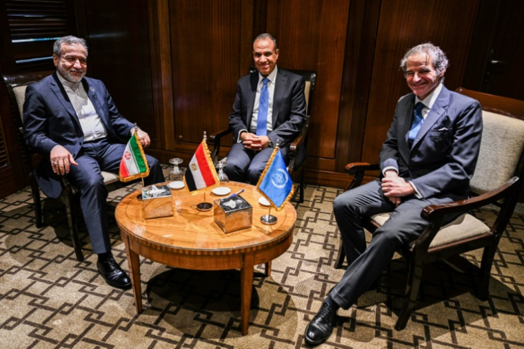 Le chef de la diplomatie égyptienne, Badr Abdelatty (C), rencontre son homologue iranien Abbas Araghchi (G) et Rafael Grossi (D), le chef de l’Agence internationale de l’énergie atomique (AIEA) au Caire, en Egypte, le 2 juin 2025 ( AFP / - )