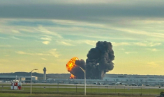 Photo fournie par Levi Dean montrant de la fumée et des flammes au-dessus du site du crash d'un avion cargo UPS à l'extérieur de l'aéroport international de Louisville, dans le Kentucky, le 4 novembre 2025 ( Courtesy of X account @LeviDean98 / HANDOUT )
