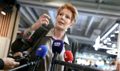 Natacha Polony, candidate du parti de centre-gauche "Nous sommes la France" à la présidentielle de 2027, fait une déclaration à la presse lors d'une visite au 91e Salon international de l'automobile, le 15 octobre 2026 à Paris ( AFP / Thomas SAMSON )