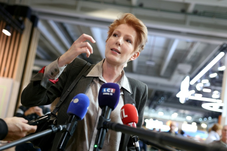 Natacha Polony, candidate du parti de centre-gauche "Nous sommes la France" à la présidentielle de 2027, fait une déclaration à la presse lors d'une visite au 91e Salon international de l'automobile, le 15 octobre 2026 à Paris ( AFP / Thomas SAMSON )