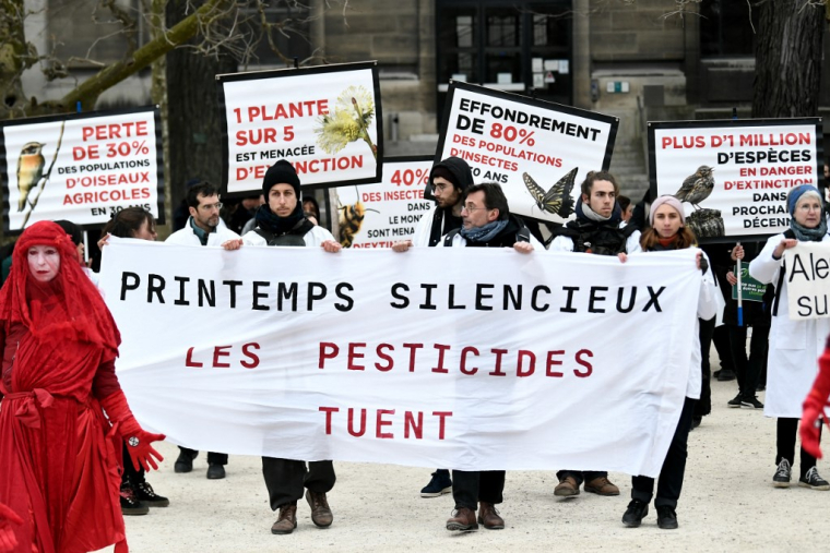 Des militants lors d'une manifestation pour réduire les pesticides et contre l'érosion de la biodiversité au Jardin des Plantes à Paris, le 4 mars 2023. ( AFP / STEPHANE DE SAKUTIN )