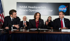 La vice-présidente américaine Kamala Harri, entourée du président français Emmanuel Macron et du conseiller à la sécurité nationale Phil Gordon au siège de la NASA à Washington