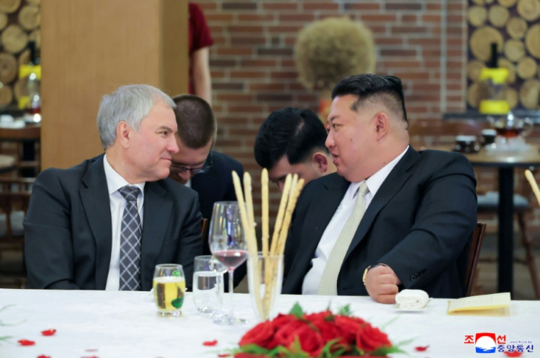 Photographie du 26 avril 2026 réalisée par l'agence nationale de presse officielle KCNA et diffusée le 27 avril 2026 d'une rencontre entre le dirigeant nord-coréen Kim Jong Un, à droite et le président de la Douma russe Viatcheslav Volodine, à gauche, lors d'un dîner à Pyongyang, en Corée du Nord ( KCNA VIA KNS / STR )