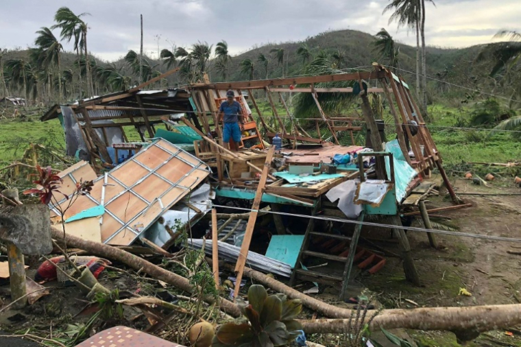 Un habitant dans sa maison détruite par le passage du typhon Rai, dans un village de la ville de Dapa, sur l'île de Siargao, le 22 écembre 2021 aux Philippines ( AFP / ROEL CATOTO )